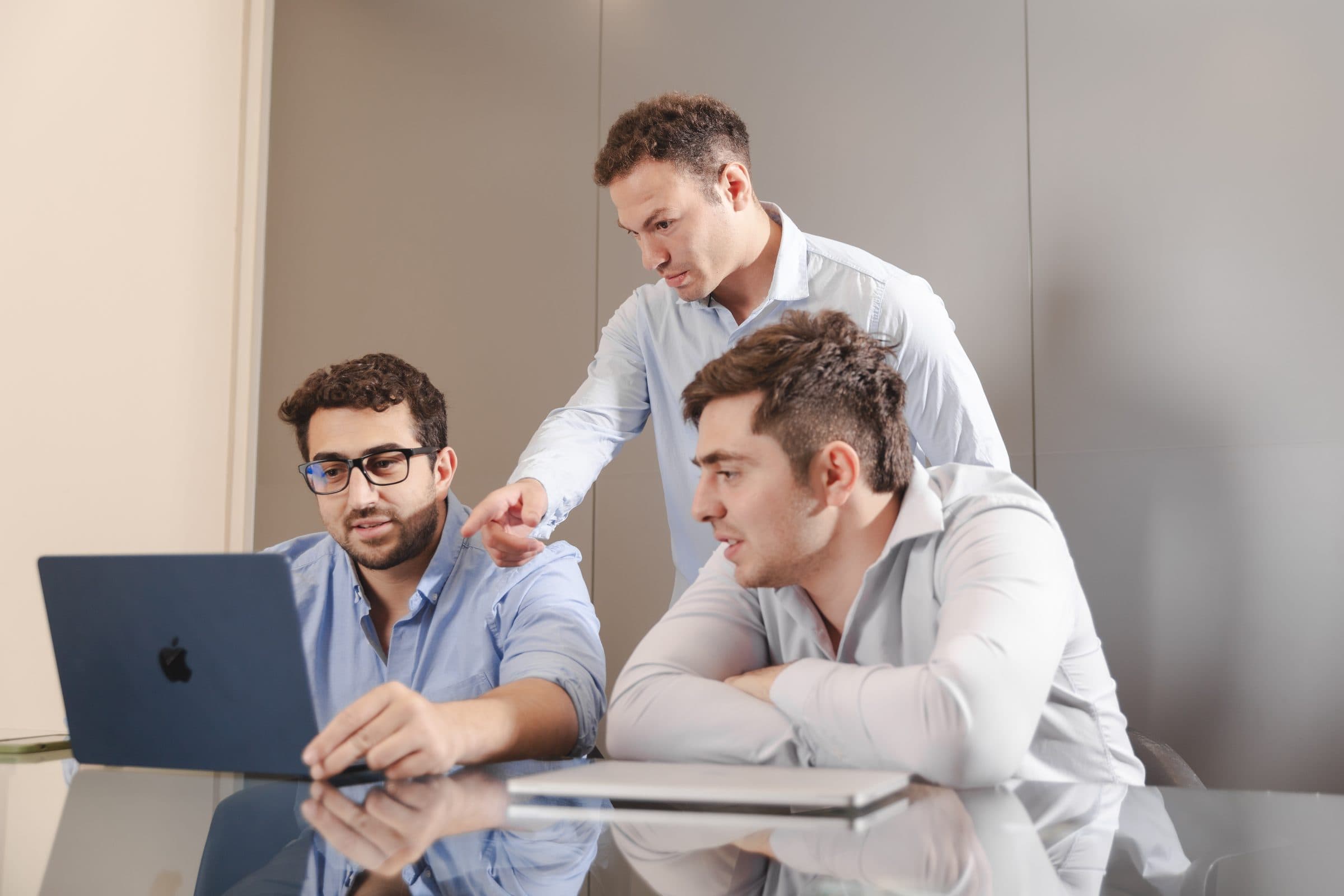Equipo de Nigrum asesorando a un cliente en la oficina